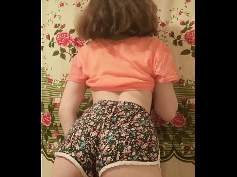 ❤️ Leanbh óg sexy ag baint dá shorts ar cheamara ❤️ Super sex linn ﹏