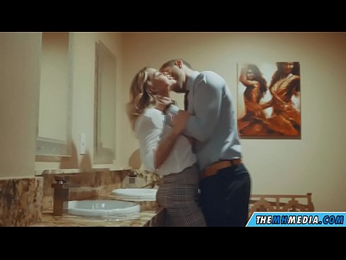 ❤️ Nuair a mheallann blonde busty tú i seomra scíthe poiblí ❤️ Super sex linn ﹏